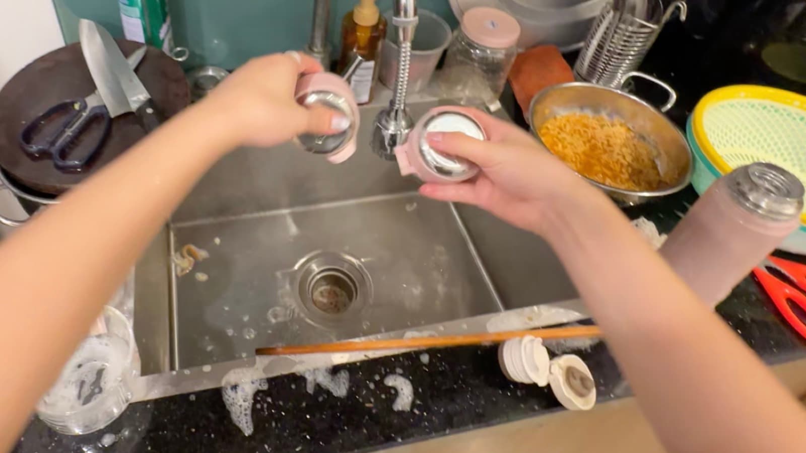 Video góc nhìn thứ nhất quay đôi tay đang rửa bình nước tại bồn rửa, khung hình thực tế từ dự án quay video sinh hoạt cho robot