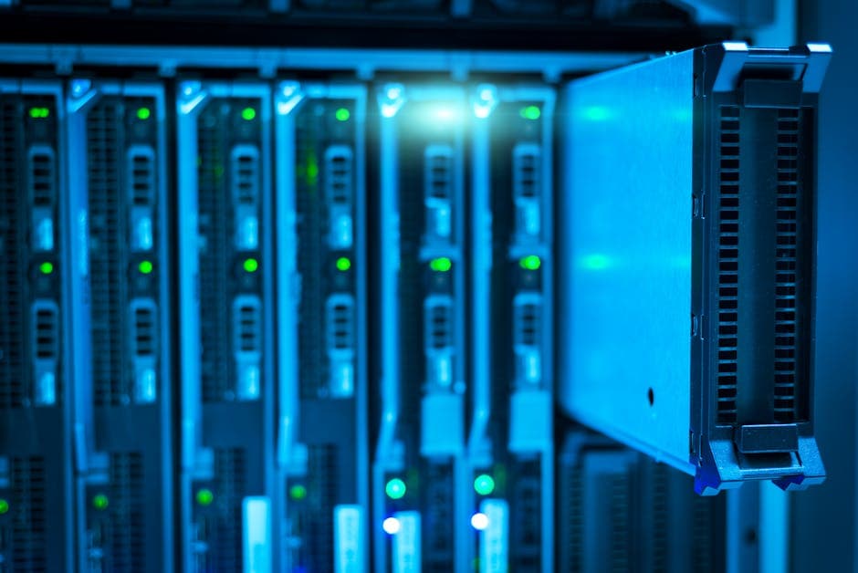 数据中心内带有发光 GPU 的服务器机架 - 代表 Kubernetes GPU 调度、Kueue / Volcano 队列以及 AI 工作负载的拓扑感知布局