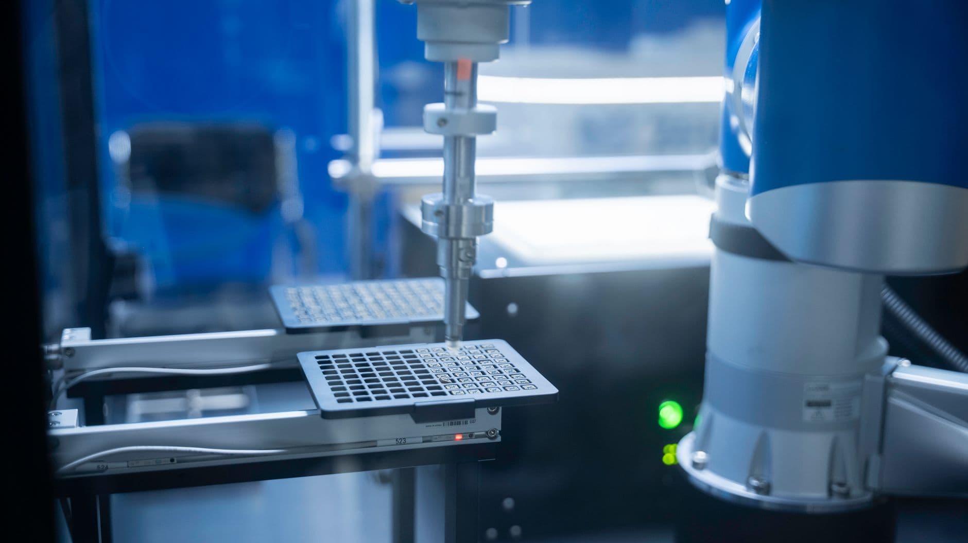 Robotic arm in laboratory - egocentric video dataset for robotics training